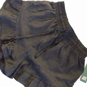Nwt. Wild frable dressy bl. shorts with ruffles.